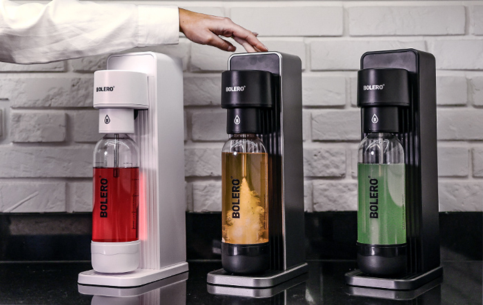 Saturatory Bolero przygotowujące wodę gazowaną w domowej kuchni