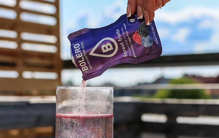 Przygotowanie napoju Bolero bez cukru z dodatkiem elektrolitów do codziennego nawodnienia