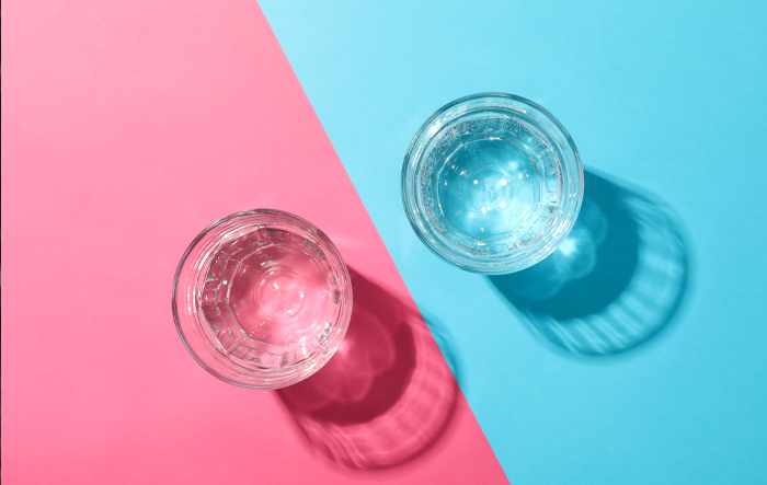 Dwie szklanki wody – porównanie nawodnienia i roli elektrolitów