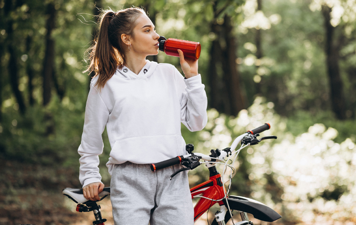 Nawodnienie podczas aktywności na świeżym powietrzu – kiedy organizm potrzebuje dodatkowych elektrolitów