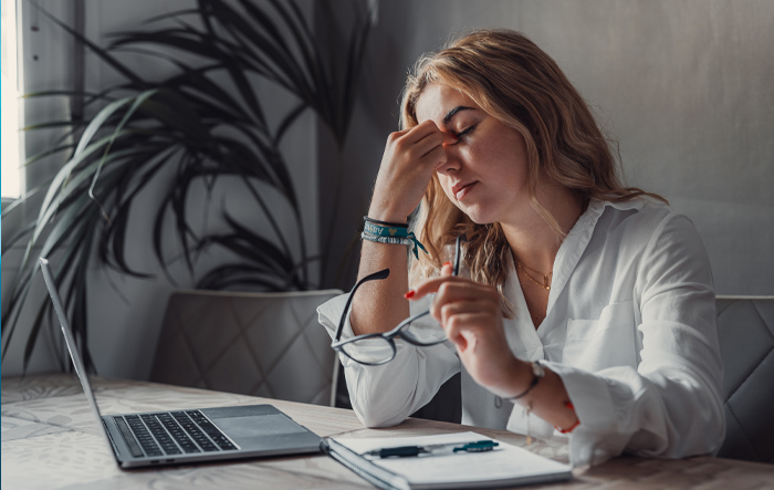 Zmęczenie i ból głowy przy biurku – możliwe objawy niedoboru elektrolitów i odwodnienia