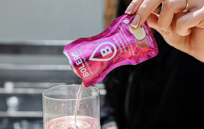 Dosypywanie saszetki Bolero do szklanki – napój bez cukru słodzony stewią