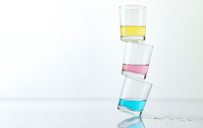 Kolorowe napoje bez cukru w szklankach, symbolizujące stewię jako naturalny słodzik w napojach Bolero