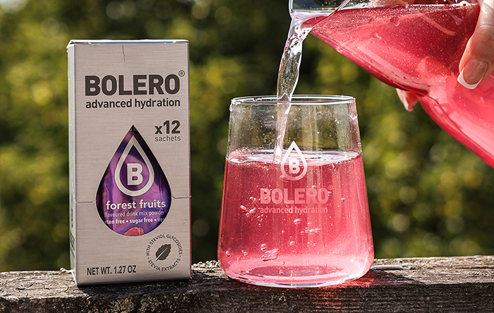 Napój Bolero bez cukru przygotowany w szklance, produkt o niskiej kaloryczności