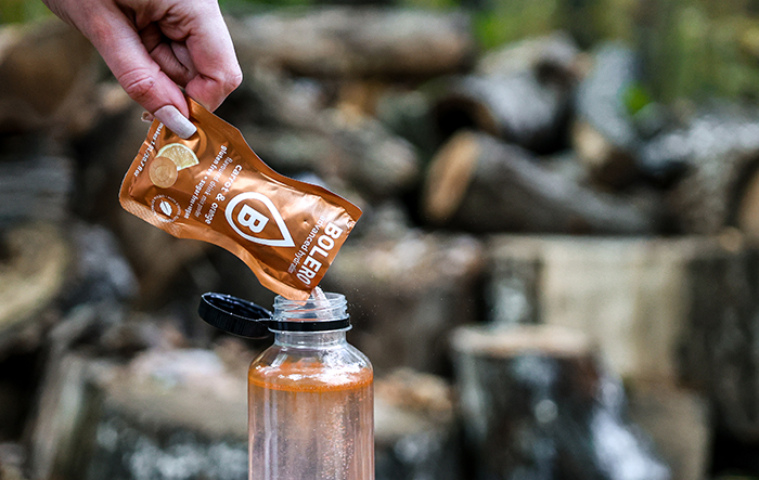 Przygotowanie napoju Bolero z saszetki, dodawanie do wody bez kalorii