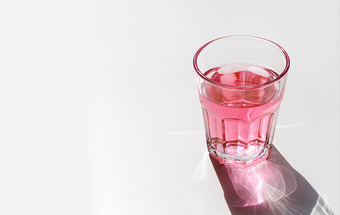 Szklanka jasnego owocowego napoju bez cukru na jasnym tle