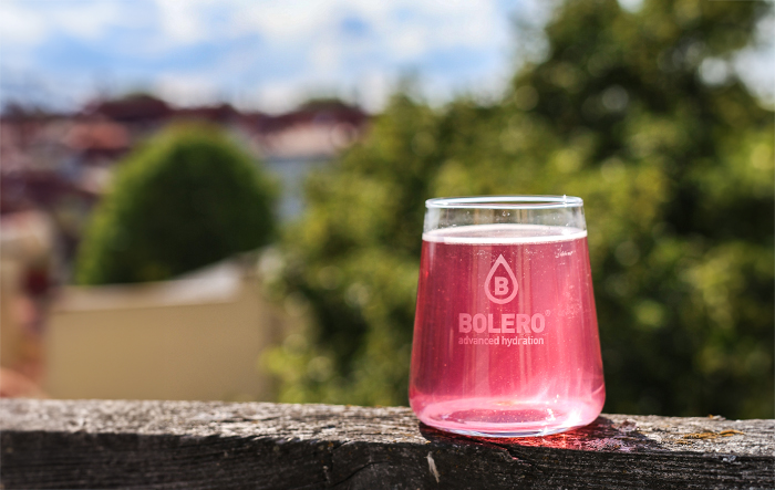 Szklanka napoju bez cukru Bolero w naturalnym świetle