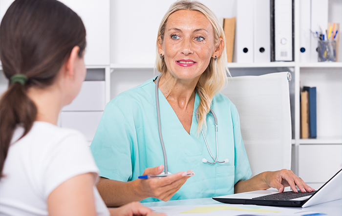 Pacjentka rozmawiająca z lekarzem w gabinecie &ndash; nadmierne pragnienie może wymagać konsultacji medycznej.