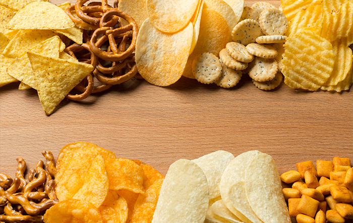 R&oacute;żne słone przekąski &ndash; chipsy, precelki i krakersy, kt&oacute;re mogą zwiększać uczucie pragnienia