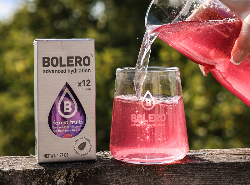 Bolero Forest Fruits – napój bez cukru w saszetkach, przygotowany w szklance dla zdrowego nawodnienia
