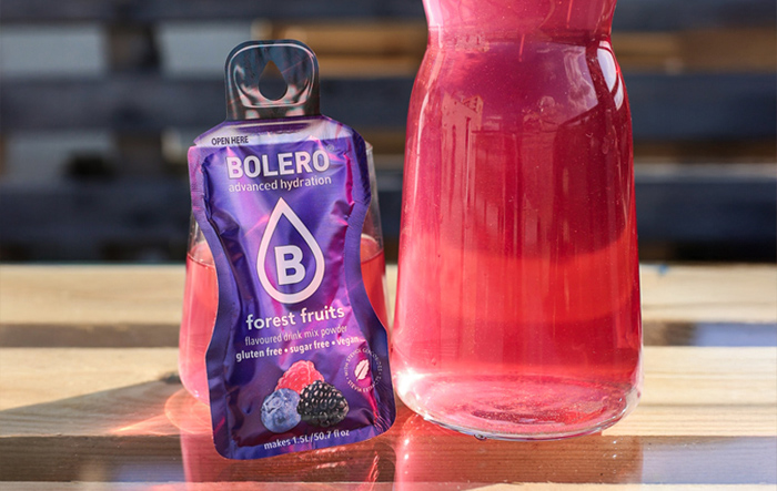 Bolero Forest Fruits przygotowany w karafce – kolorowy napój instant bez cukru