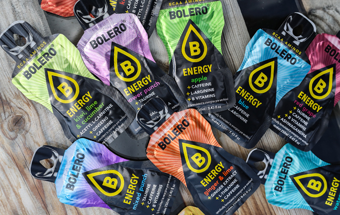 Różne smaki Bolero Energy w kolorowych saszetkach – suplement w proszku z kofeiną, witaminami i adaptogenami.
