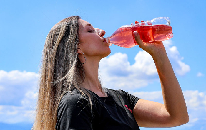 Kobieta pijąca napój Bolero bez cukru na świeżym powietrzu