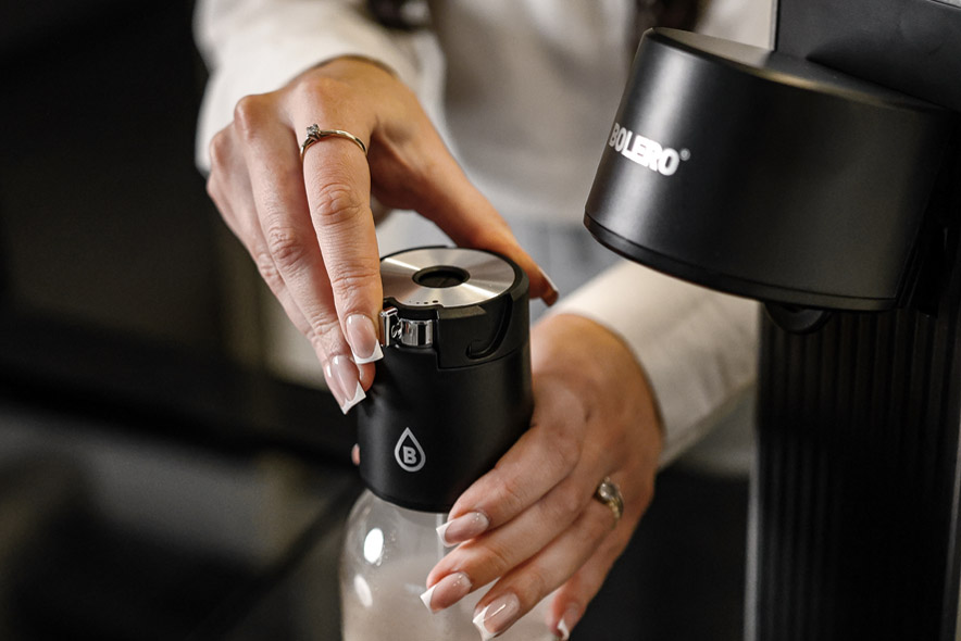 Odkręcanie głowicy saturatora Bolero Soda Maker po zakończonym procesie gazowania.