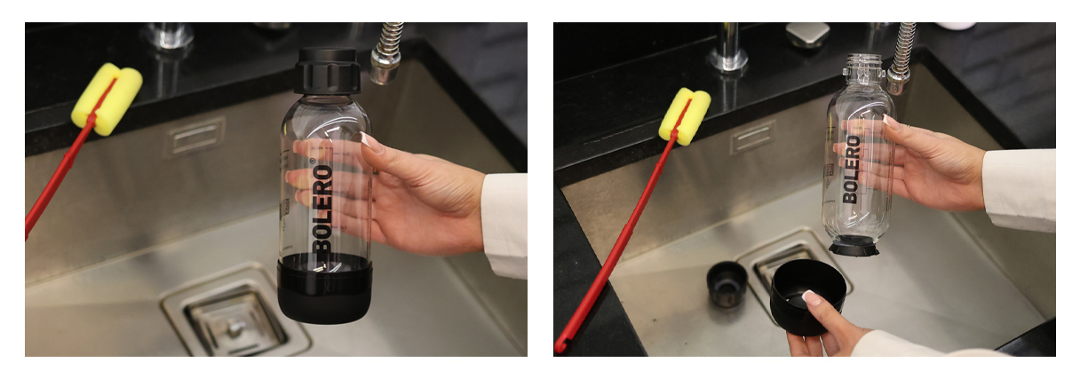 Butelka Bolero PET trzymana przy zlewie – przygotowanie do mycia ręcznego, widoczna gąbka do czyszczenia butelek