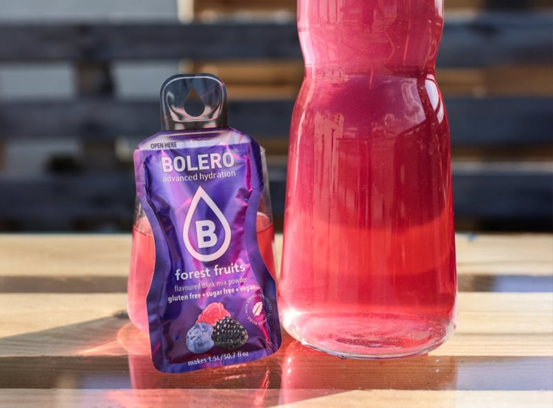 Bolero Forest Fruits – intensywny smak leśnych owoców w praktycznej saszetce. Połączenie malin, jagód i jeżyn zamknięte w napoju instant bez cukru sprawia, że każda szklanka wody zmienia się w orzeźwiający napój. Idealne nawodnienie na co dzień i podczas aktywności fizycznej.