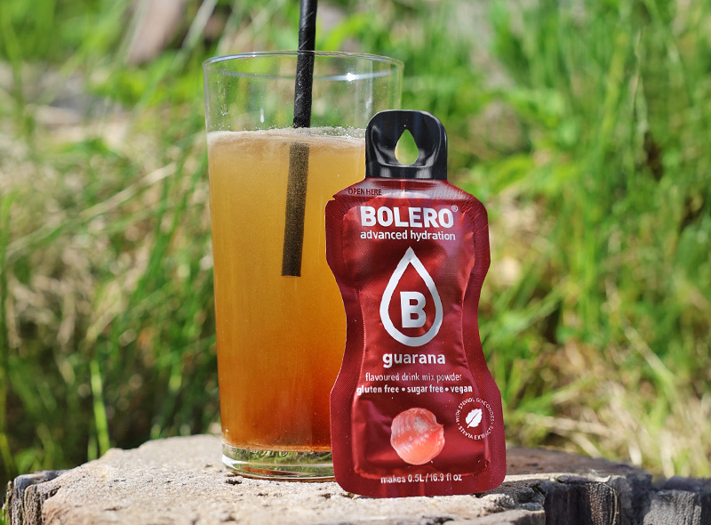 Bolero Guarana w wersji 3g to wygodna saszetka, która pozwala w kilka chwil przygotować napój o głębokim, egzotycznym smaku guarany. Produkt nie zawiera kofeiny, dzięki czemu mogą go pić także osoby wrażliwe na działanie stymulantów. Zero cukru, niska kaloryczność i naturalna słodycz stewii sprawiają, że to świetny wybór na każdy dzień