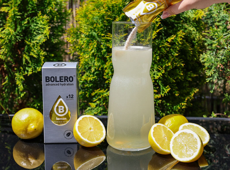 Napój Bolero Lemon – saszetka z proszkiem rozpuszczanym w wodzie, zdrowe nawodnienie bez cukru