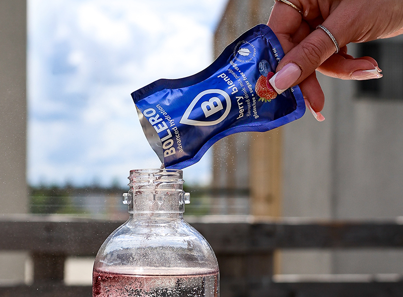 Przygotowanie napoju Bolero Berry Blend bez cukru – wsypywanie saszetki do butelki z wodą
