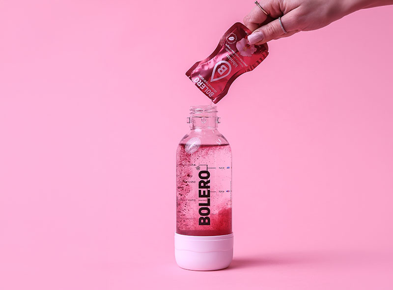 Bolero Hibiscus – wsypywanie saszetki do butelki z wodą, napój bez cukru o smaku hibiskusa