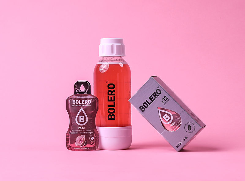 Bolero Rose napój bez cukru o smaku róży – butelka, saszetka i opakowanie
