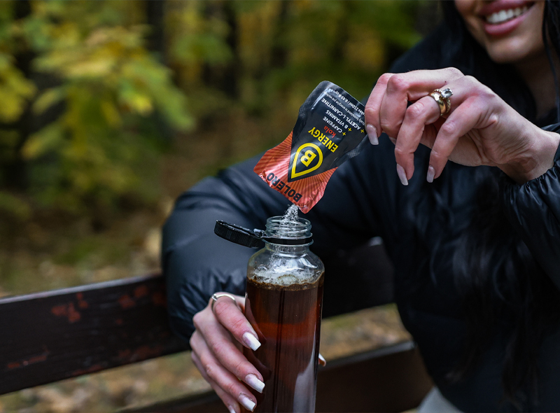 Bolero Energy Cola – przygotowanie napoju bezcukrowego o smaku coli, wsypywanie saszetki do butelki z wodą.