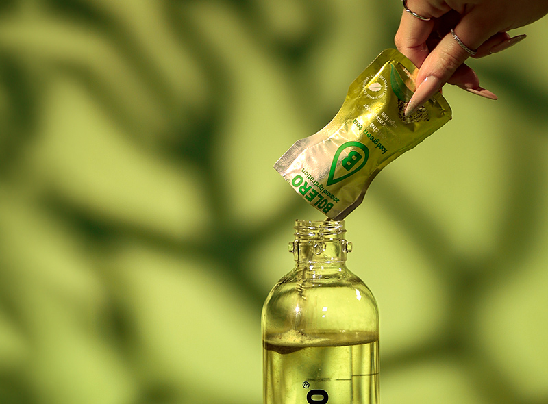 Bolero Iced Green Tea matcha saszetka wsypywana do butelki przygotowanie napoju zielona herbata