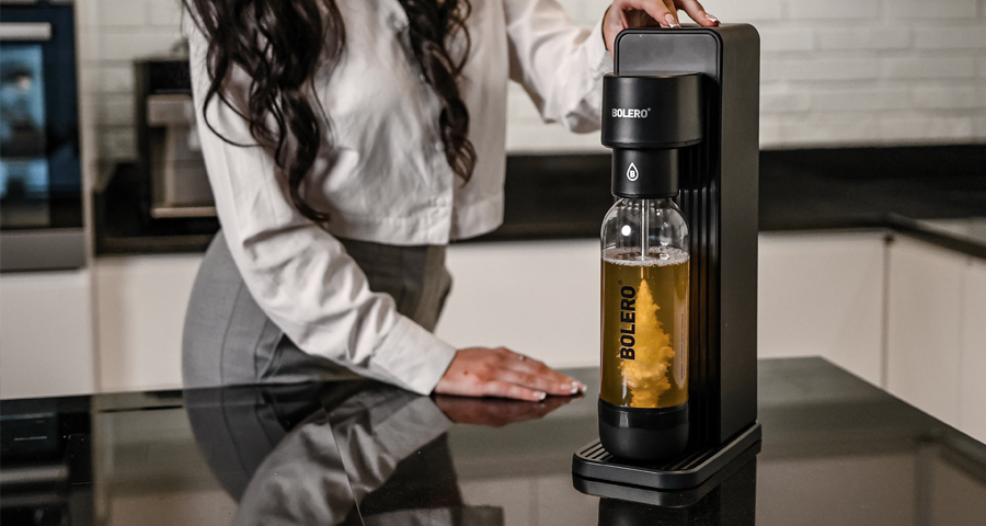 Gazowanie napoju Bolero w saturatorze Bolero – domowa przygotowana woda smakowa