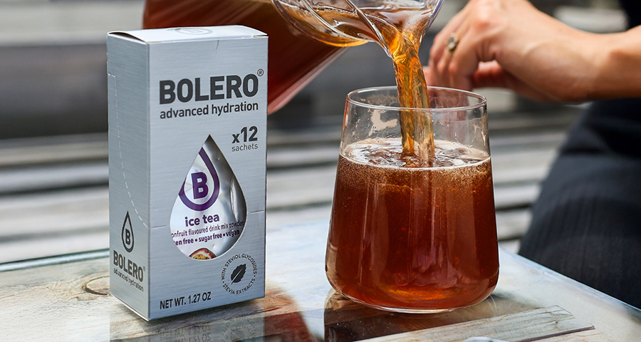 Bolero Ice Tea jako alternatywa dla klasycznej mrożonej herbaty – napój w szklance i opakowanie