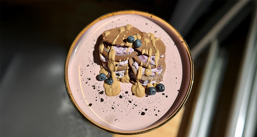 Czekoladowe pancakes z kremem jagodowym