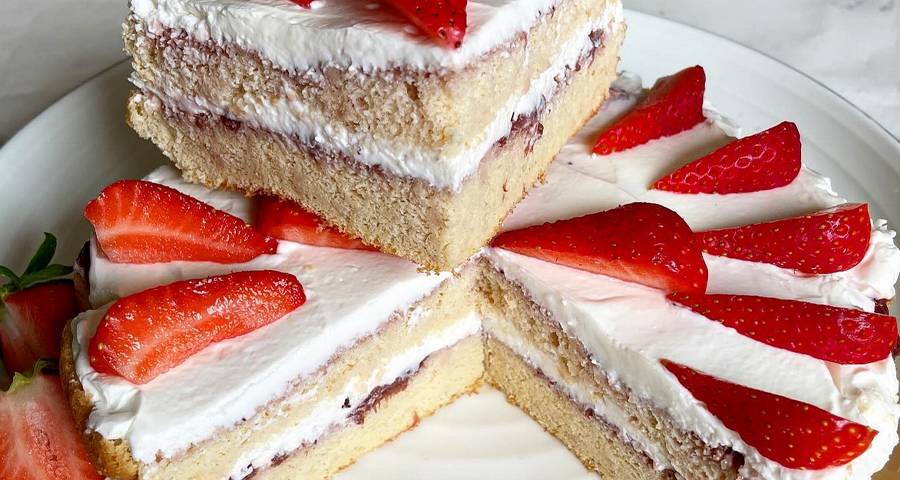 Tort truskawkowy z Bolero przepis kulinarny