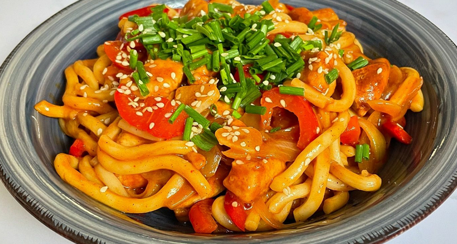 Udon słodko-ostry z kurczakiem przepis kulinarny