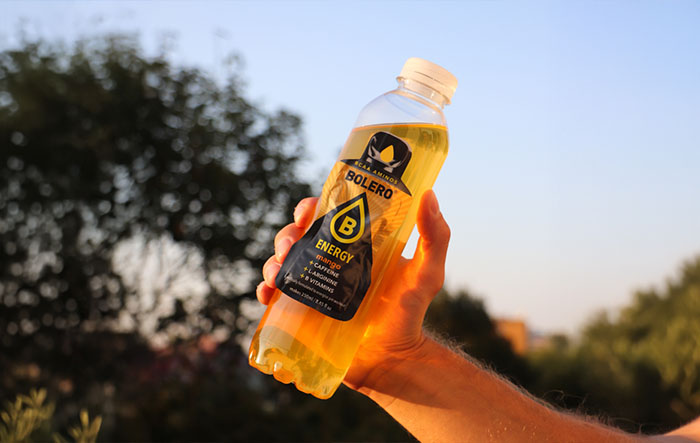 Gotowy napój Bolero Energy w butelce trzymanej w ręce mango