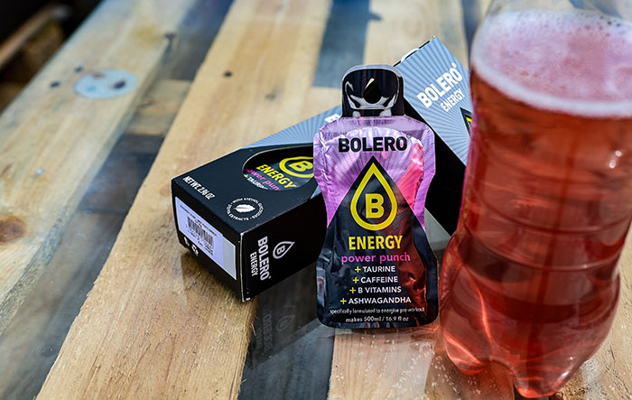 Zbliżenie na Bolero Energy power punch oraz przygotowany napój