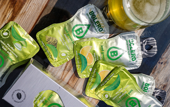 Saszetki Bolero Ice Tea oraz przygotowana mrożona herbata w szklance