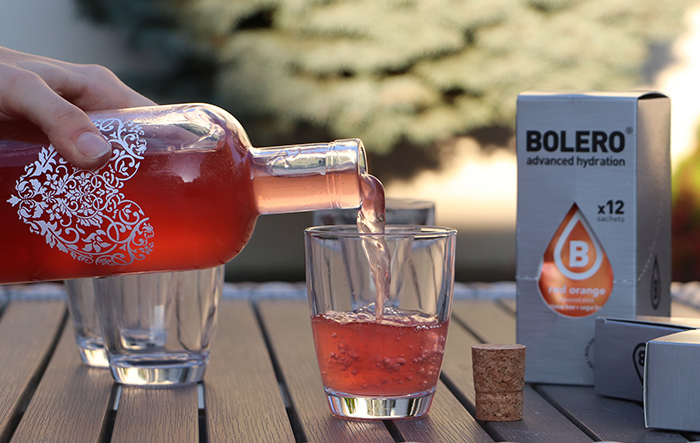 Nalewanie napoju Bolero do szklanki – napój bez cukru jako alternatywa dla słodkich napojów