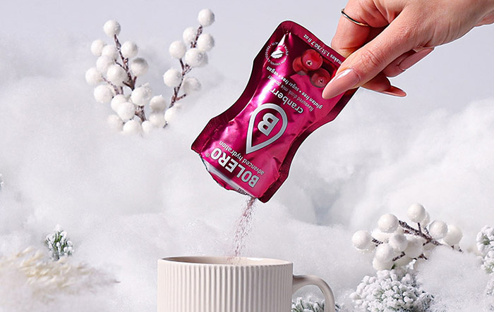 Bolero Cranberry jako żurawinowy napój bez cukru przygotowywany w zimowym kubku