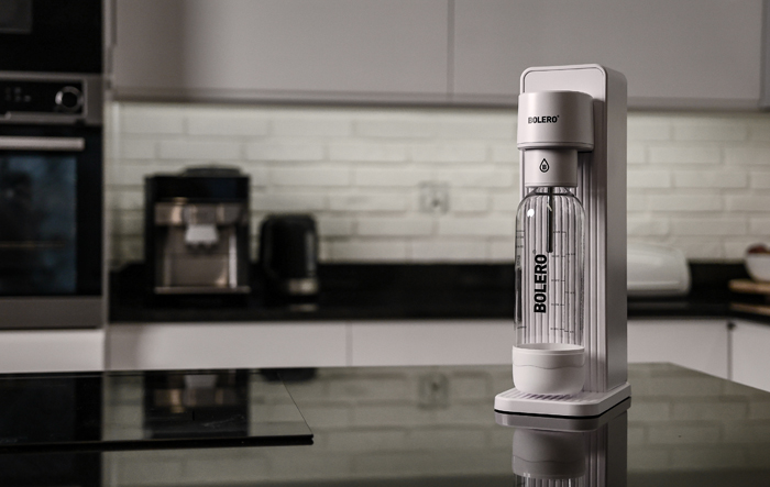 Szklanka wody stojąca w promieniach słońca &ndash; symbol zdrowia i naturalnego nawodnienia