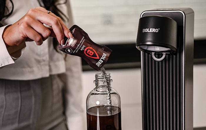 Saturator Bolero Soda Maker gazuje dowolne napoje, dodawanie saszetki bolero do wody.