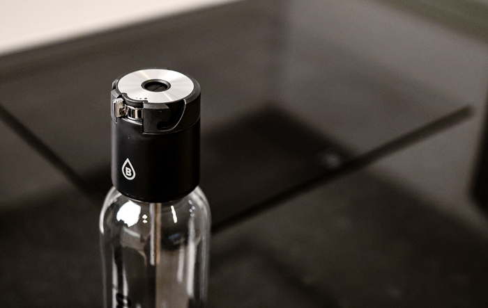 Kobieta pijąca wodę przy oknie &ndash; nawadnianie i utrzymanie r&oacute;wnowagi w organizmie