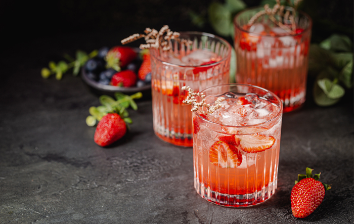 Kobieta w stroju sportowym trzyma butelkę z wodą po treningu na świeżym powietrzu