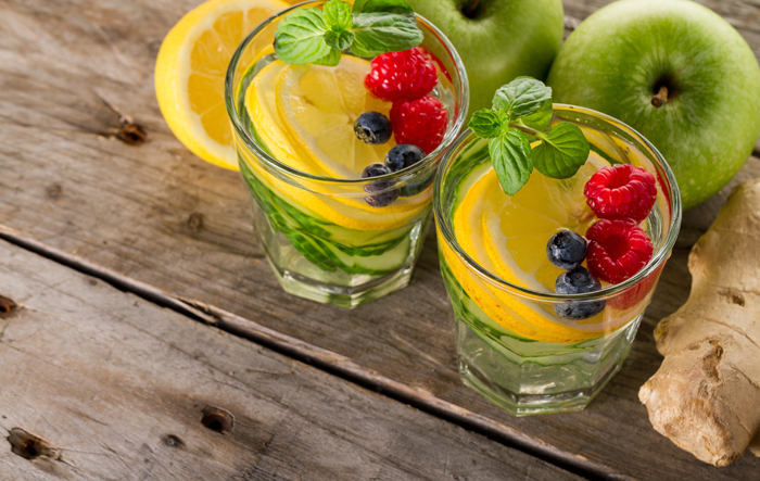 Kobieta w stroju sportowym trzyma butelkę z wodą po treningu na świeżym powietrzu