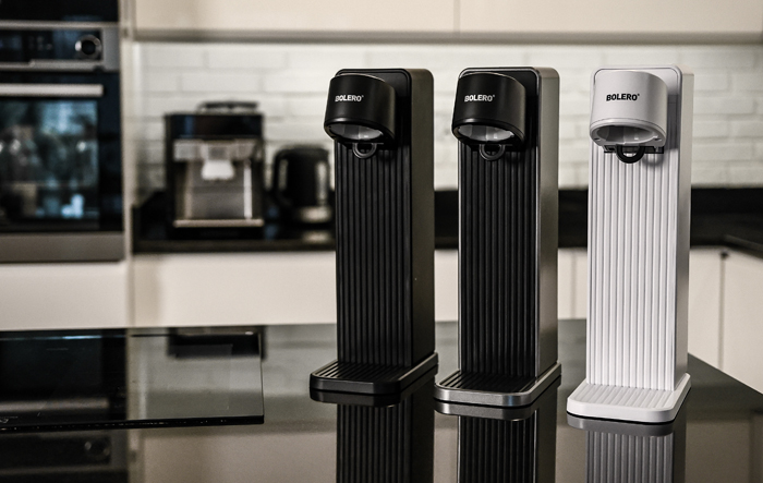 Kobieta w stroju sportowym trzyma butelkę z wodą po treningu na świeżym powietrzu